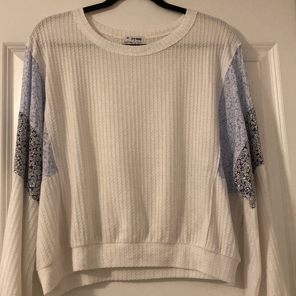 Light weight patterned sleeve long sleeve